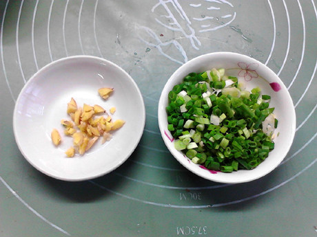 白菜炖豆腐,生姜拍碎，葱洗净切成葱花，备用。