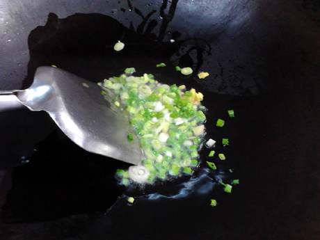 白菜炖豆腐,放入生姜碎和一半葱花，爆香。
