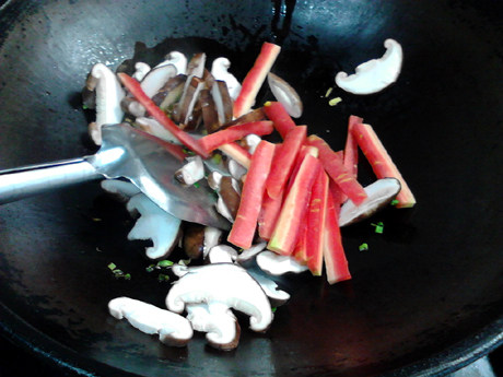 白菜炖豆腐,倒入香菇、胡萝卜，翻炒片刻。
