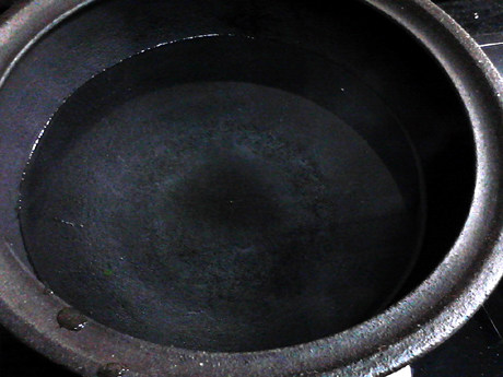白菜炖豆腐,在砂锅中加入适量的清水，大火煮开。
