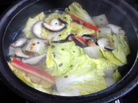 白菜炖豆腐,放入炒过的食材，滚开后煮约10分钟。