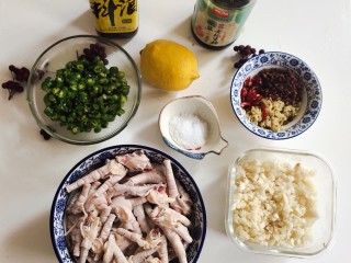 蒜香柠檬鸡爪,把所有食材准备好，
鸡爪漂洗切小块，蒜沫，辣椒⭕姜沫