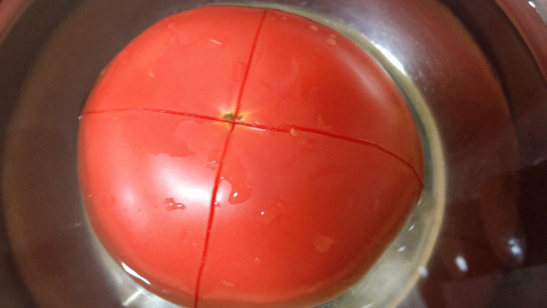 白玉菇鸡蛋汤,将西红柿拉十字，放入开水中烫一下。