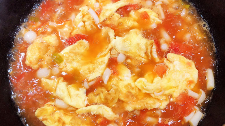 白玉菇鸡蛋汤,放入鸡蛋，搅拌均匀。