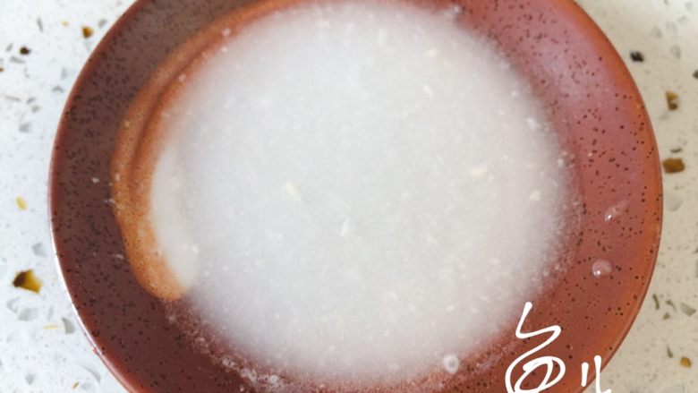 白玉菇鸡蛋汤,淀粉用清水融化