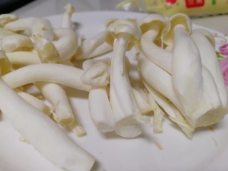 脆皮日本豆腐,白玉菇切去根部。