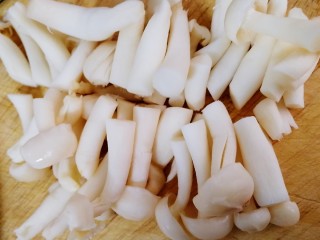 脆皮日本豆腐,洗净中间切段。