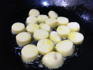 脆皮日本豆腐,热锅倒入多一点油，中小火油微热放入豆腐半煎半炸。