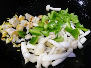 脆皮日本豆腐,放入白玉菇和青椒粒。
