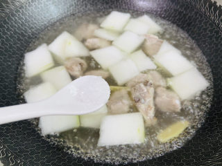 排骨冬瓜汤,根据个人口味加入适量盐