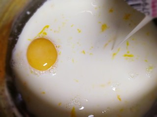 芝士烤牛奶,两个蛋黄和两袋牛奶倒入奶锅。