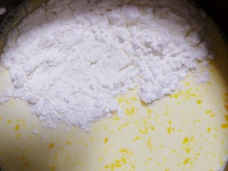 芝士烤牛奶,放入20g白糖和45g玉米淀粉，搅拌均匀。