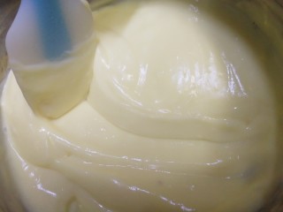 芝士烤牛奶,大约4分钟，奶糊成均匀粘稠状，从中间划开有明显纹路即可关火。
