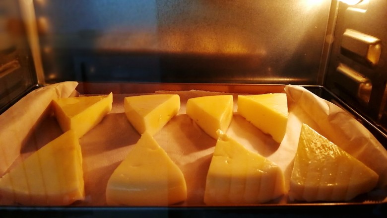 芝士烤牛奶,放入烤箱，210度烤，烤20分钟，烤至表皮焦黄。