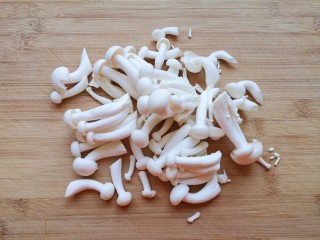 白玉菇鸡蛋汤,白玉菇切去根部，浸泡一下清洗干净。