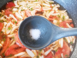 白玉菇鸡蛋汤,放盐调味，烧开以后转小火煮5分钟左右。