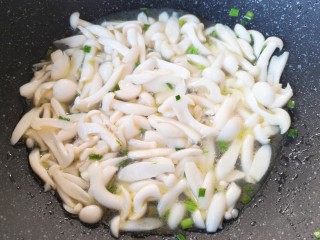 白玉菇鸡蛋汤,下入白玉菇翻炒至出水。