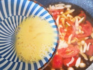 白玉菇鸡蛋汤,转圈倒入锅里。