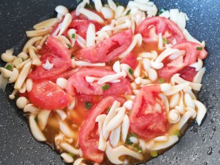 白玉菇鸡蛋汤,下入西红柿翻炒均匀。