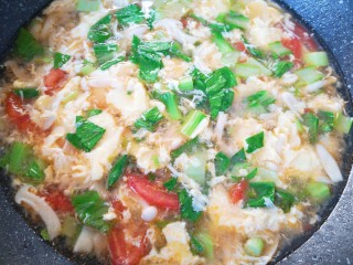 白玉菇鸡蛋汤,下入青菜煮开即可关火。