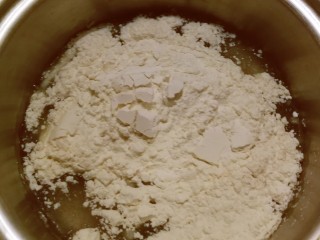 奶油炸糕,糖完全融化  转最小火 倒入面粉搅拌