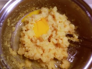 奶油炸糕,放入第二个鸡蛋 继续搅拌至完全融合
