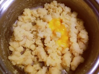 奶油炸糕,放到不烫手时  加入一个鸡蛋 搅拌至完全融合