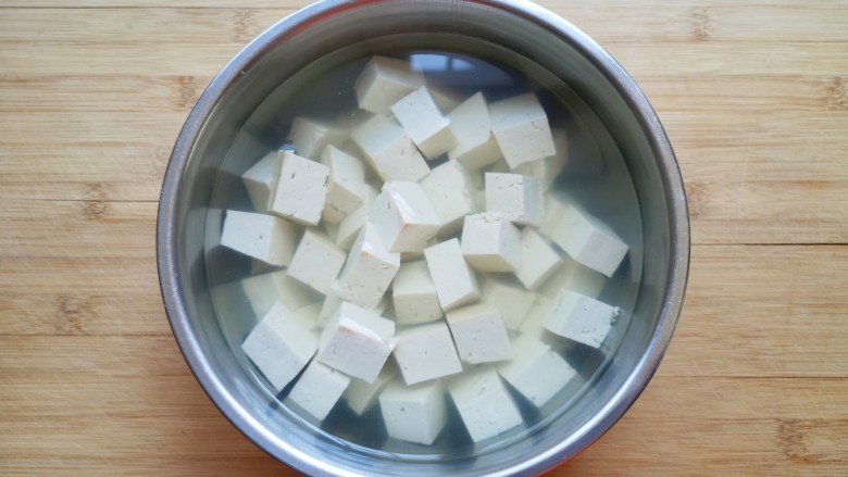 白菜炖豆腐,用淡盐水浸泡10分钟左右。