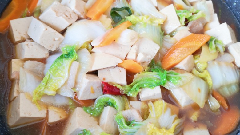 白菜炖豆腐,翻炒均匀即可。