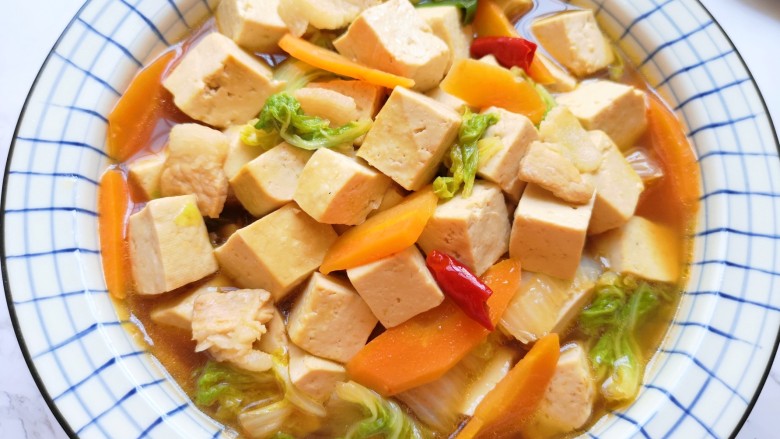 白菜炖豆腐,当菜当主食吃都可以。