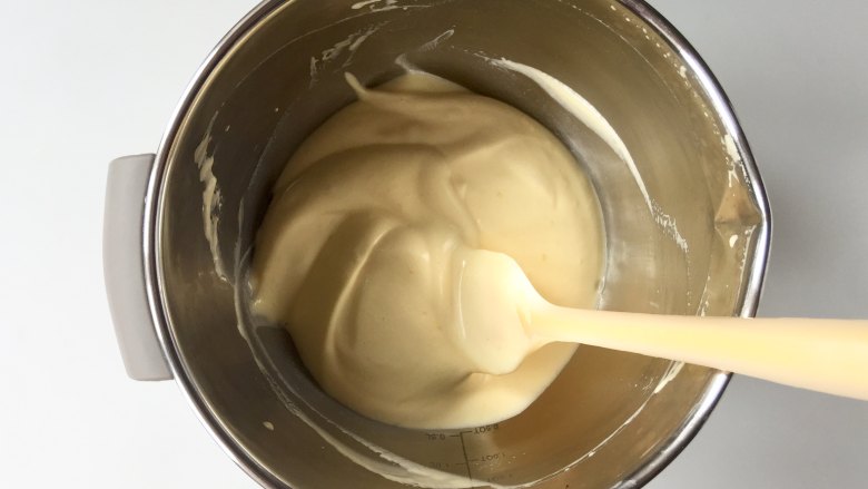 不加泡打粉、不用发酵的鲜果酸奶华夫饼,松饼糊倒入蛋白盆中，与剩下的蛋白用切拌或翻拌的手法混合均匀，面糊是很蓬松的状态。
