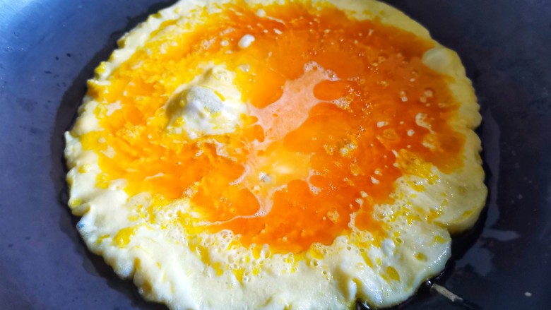 苦瓜炒蛋,锅里倒入食用油，随后倒入蛋液煎至凝固，不要炒太老，翻炒至8分熟即可捞出备用。