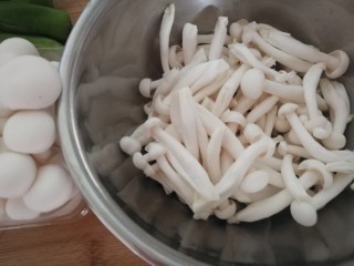 减脂系#素炒白玉菇青椒#,白玉菇摘好放入盆内。