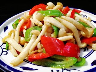 减脂系#素炒白玉菇青椒#,今日份配菜又来了、美味又好看！