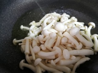 减脂系#素炒白玉菇青椒#,接着放入白玉菇，用中小火煸炒。