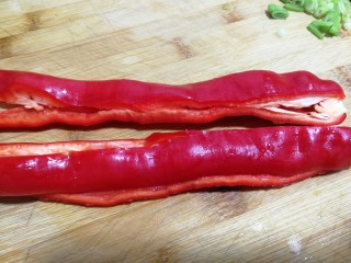 减脂系#素炒白玉菇青椒#,红青椒切开切段，切成棱形。