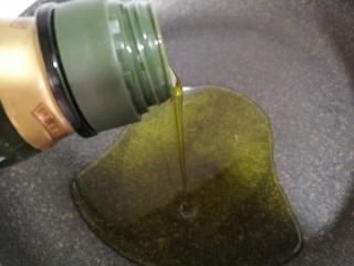 减脂系#素炒白玉菇青椒#,起锅放入橄榄油。