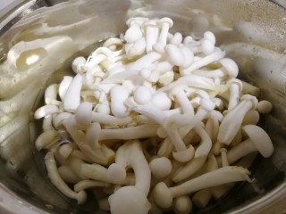 减脂系#素炒白玉菇青椒#,锅里放水烧开，白玉菇焯一下，不要煮的时间过长。
