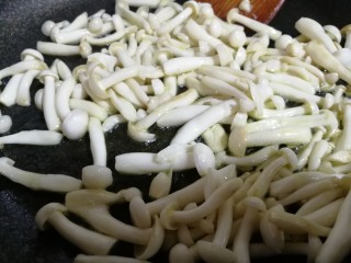 减脂系#素炒白玉菇青椒#,白玉菇放入锅内炒一分钟即可。