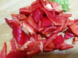 减脂系#素炒白玉菇青椒#,切好的红青椒是这样的。