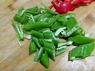 减脂系#素炒白玉菇青椒#,绿青椒也这样切。