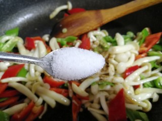 减脂系#素炒白玉菇青椒#,一小勺盐。