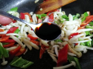 减脂系#素炒白玉菇青椒#,一小勺酱油煸炒均匀。