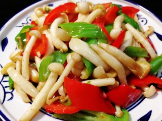 减脂系#素炒白玉菇青椒#,成品图。美丽又减脂健康营养的素菜。