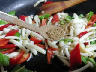 减脂系#素炒白玉菇青椒#,放入半小勺13香。