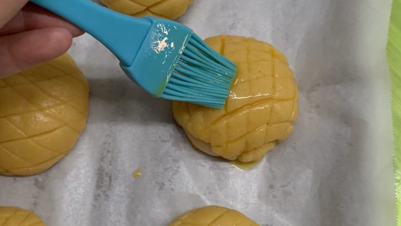 跟风菠萝包,逐个刷上蛋黄液。