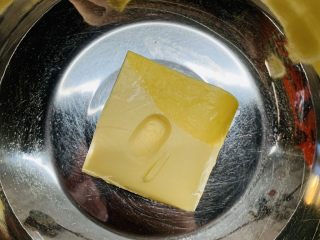 跟风菠萝包,软化好的黄油用手轻轻摁压就会有手印。