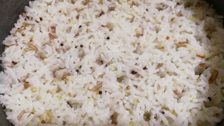 杂粮饭团,米饭蒸熟了。