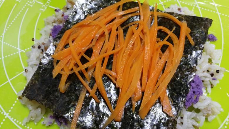 杂粮饭团,放一层胡萝卜是丝。