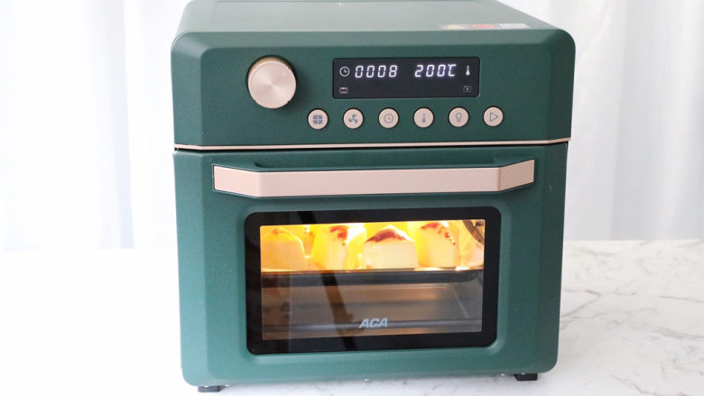 烤牛奶,ACA空气炸烤箱提前180度预热5分钟，再将奶块放入ACA空气炸烤箱中，180度烤8分钟左右
